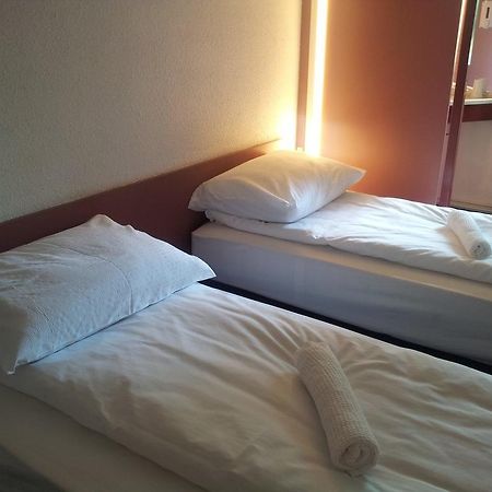 Drive Inn Hotel Törökbálint Buitenkant foto