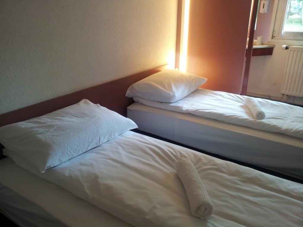 Drive Inn Hotel Törökbálint Buitenkant foto