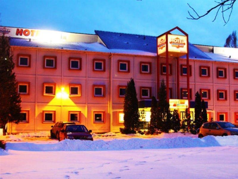 Drive Inn Hotel Törökbálint Buitenkant foto