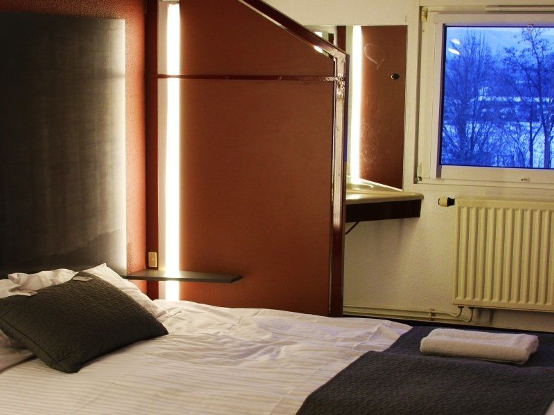 Drive Inn Hotel Törökbálint Buitenkant foto